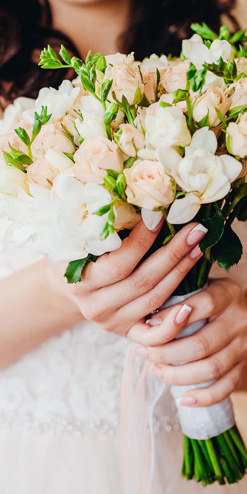 bride-holding-bouquet-JTQFMB4-qkcegz2gmrsbr802nj6tlf8cwtdp4em624fnrk4igw