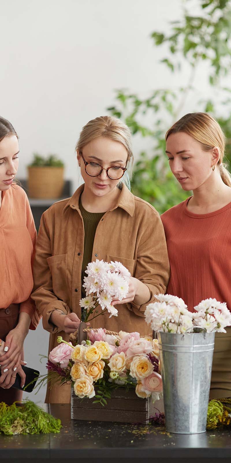 diverse-group-of-people-in-florists-workshop-JTYMK59-qkcegtffhrkltk89kgr26gnlci5hu7zs1ciqvwcvi8